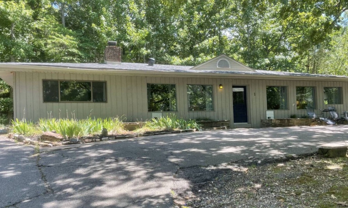 Almo House | Cottage 1 · Lakeview Home on Kentucky Lake - Sleeps 12 - Pet Friendly!