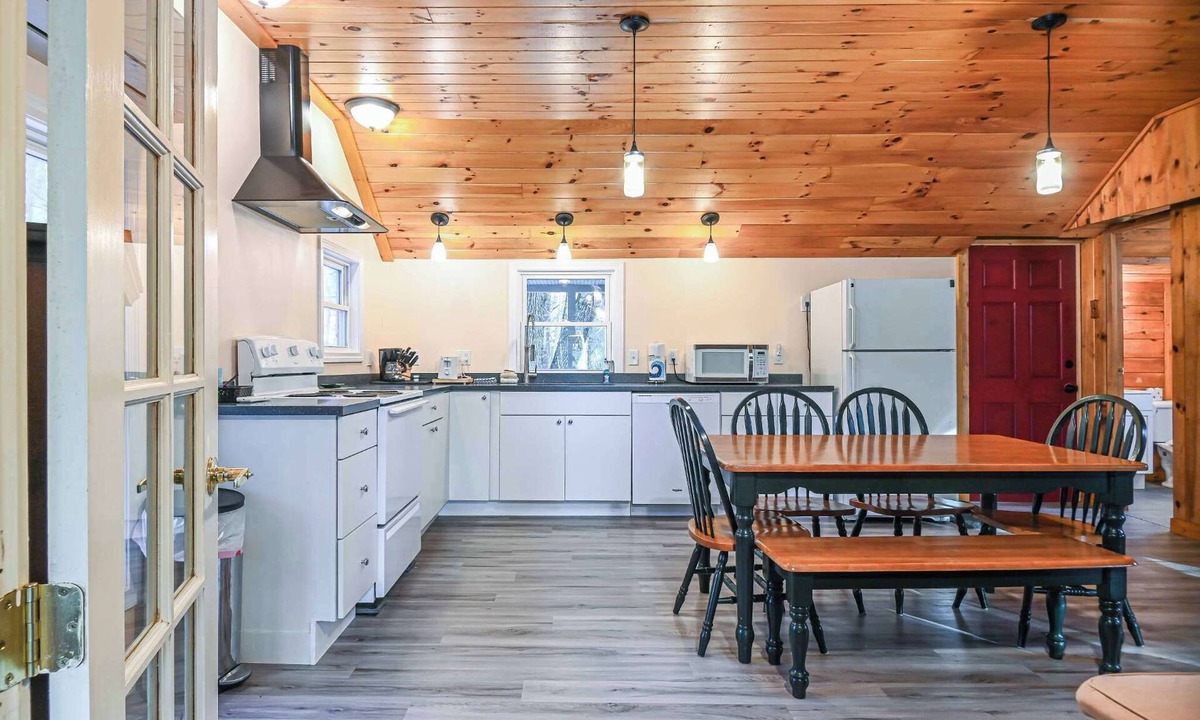 South Sanford Cabin | Cottage by the Pond – The Perfect Cozy Escape!