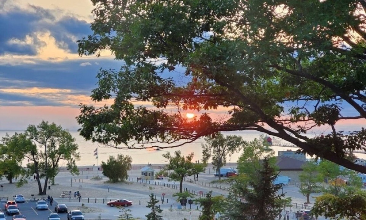 Grand Haven Cottage | Cottage on Lake Michigan across from Grand Haven State Park.