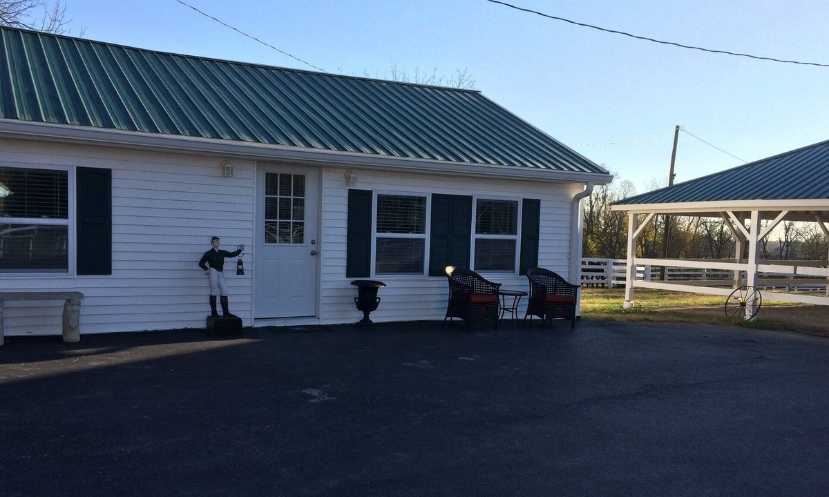 Lexington Cottage | Cottage on working Thoroughbred Horse Farm on Kentucky's Horse Parkway
