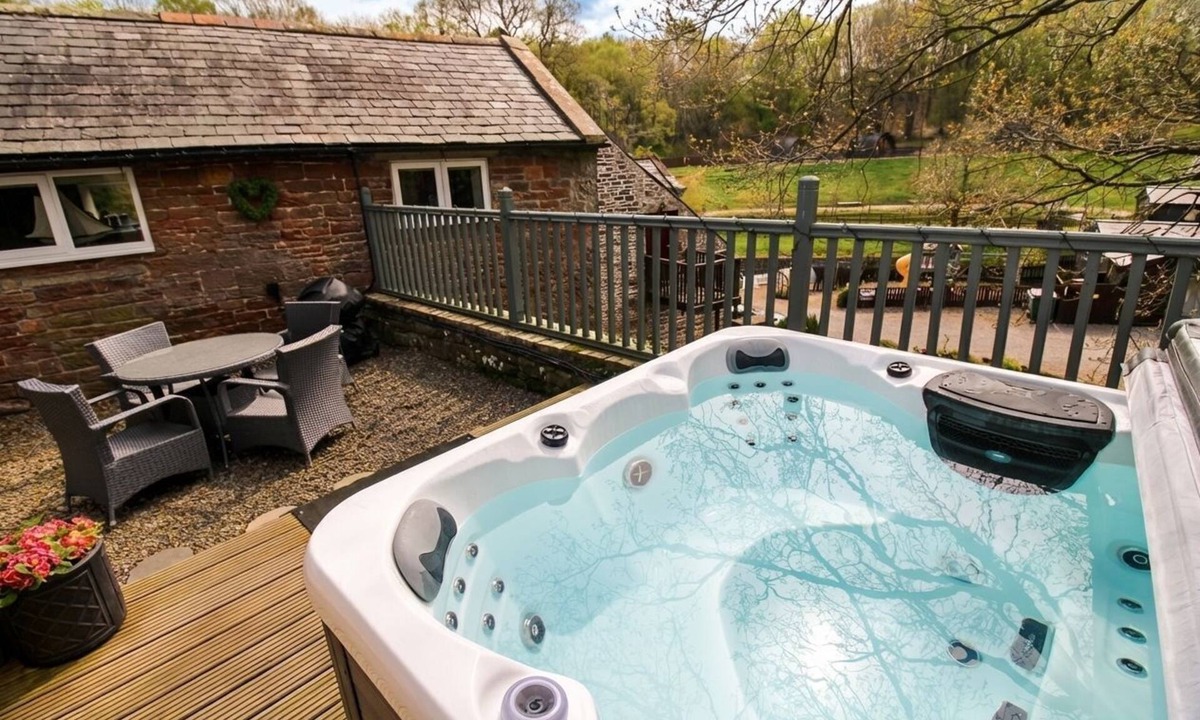 Wing Cottage | Cottage with private hot tub overlooking fishing lake sleeping 4
