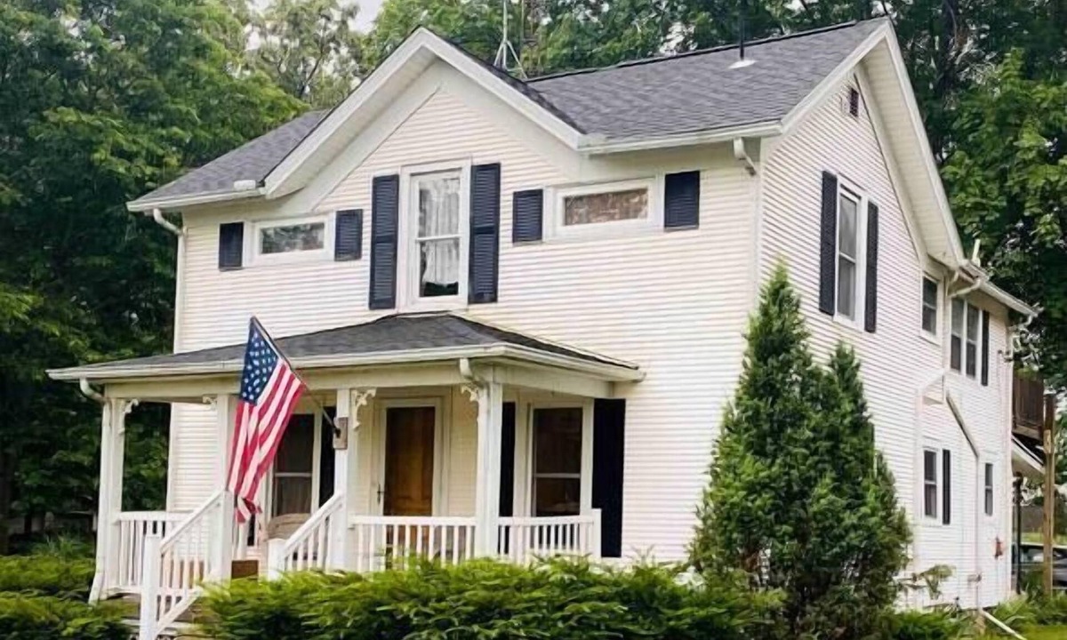 Fulton House | Cottages on Sand Lake - *Jaquzzi* - The Retreat