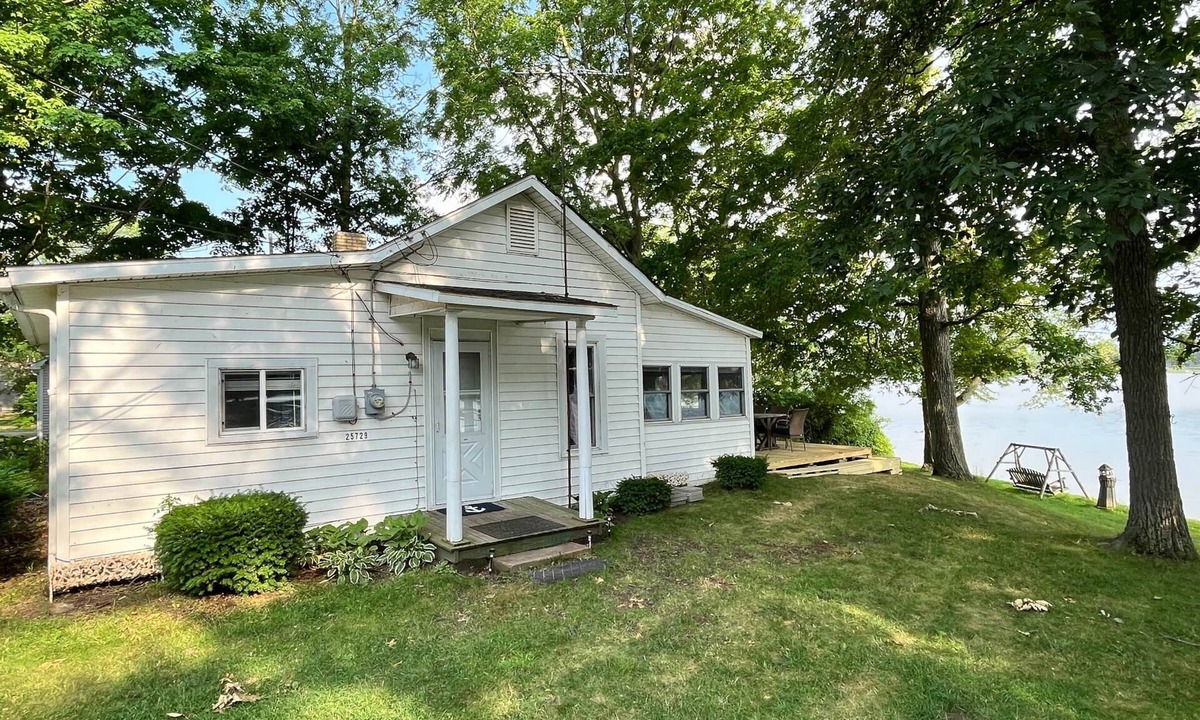 Fulton House | Cottages on Sand Lake - The Lazy Lakehouse