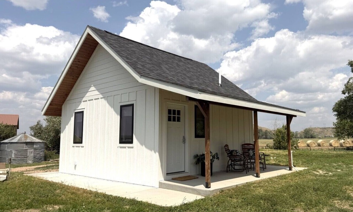 Miles City Cottage | Country Cottage - New Construction On 20 acres