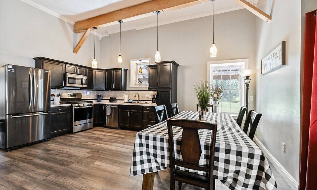 Brewer House | Country Farmhouse | Large Parking 4 bed/2 bath