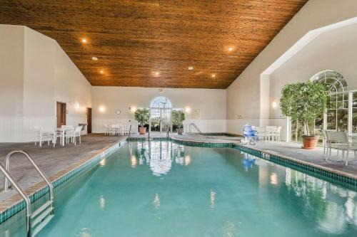 Ashwaubenon Hotel | Country Inn & Suites by Radisson, Green Bay, WI