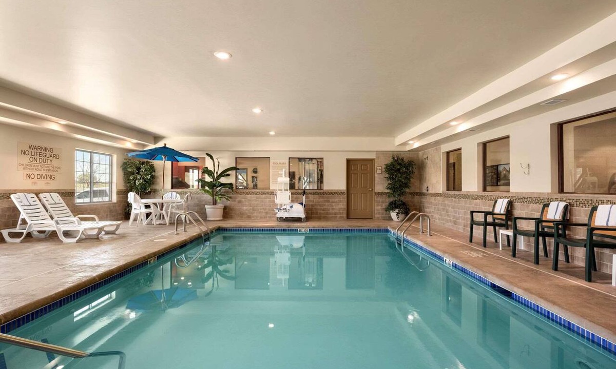 Minot Hotel | Country Inn & Suites by Radisson, Minot, ND