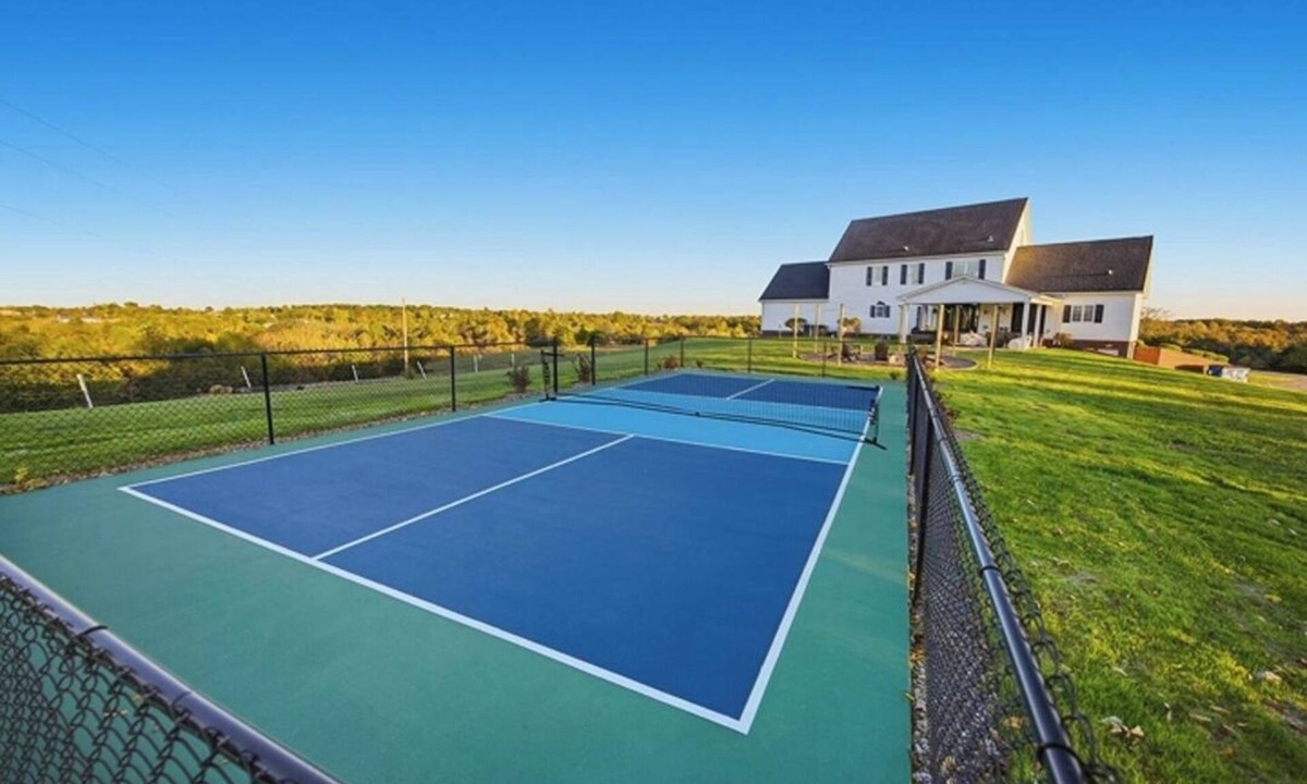 Chaplin House | Countryside Hot Tub Pickleball Firepit Gym