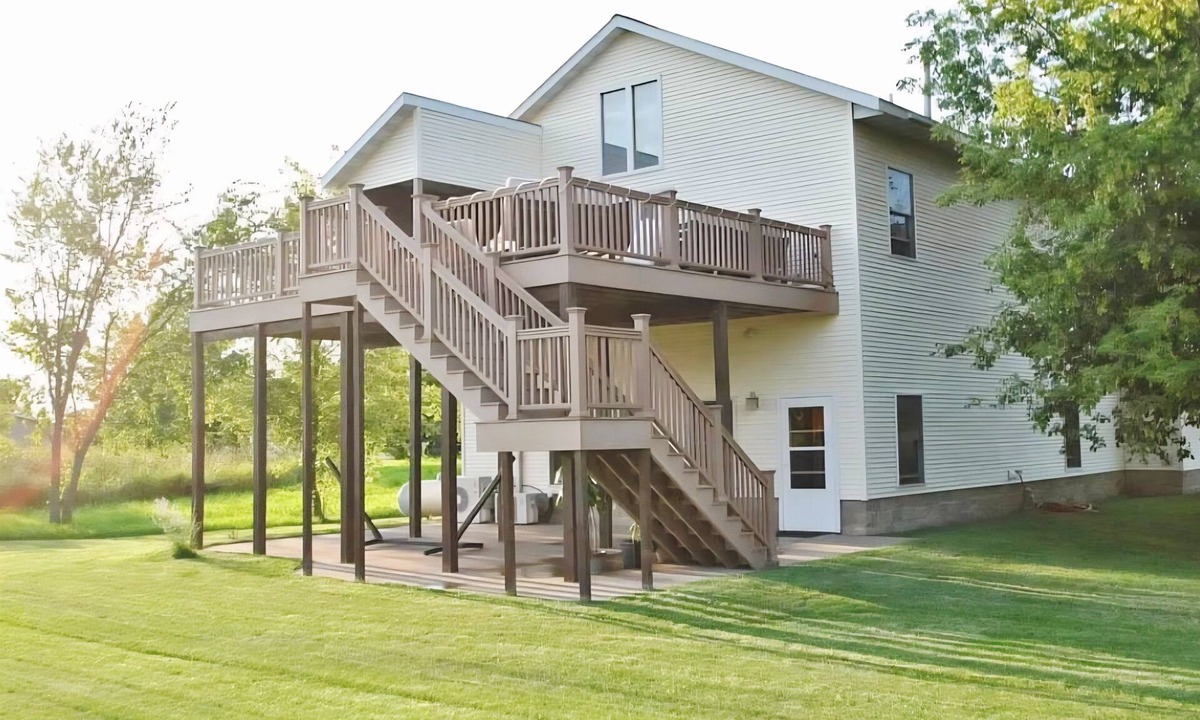 Alexandria House | Countryside Knotty Pine 1King,2Queen,2bunk beds Large Yard + a deck with a View