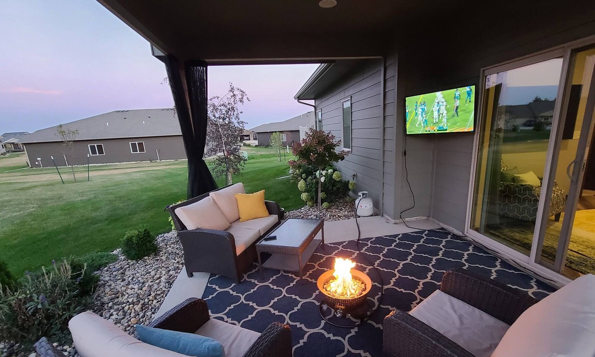 Buffalo Ridge House | Couple's Escape: Hot-Tub, Breakfast + Near Brewery/Market