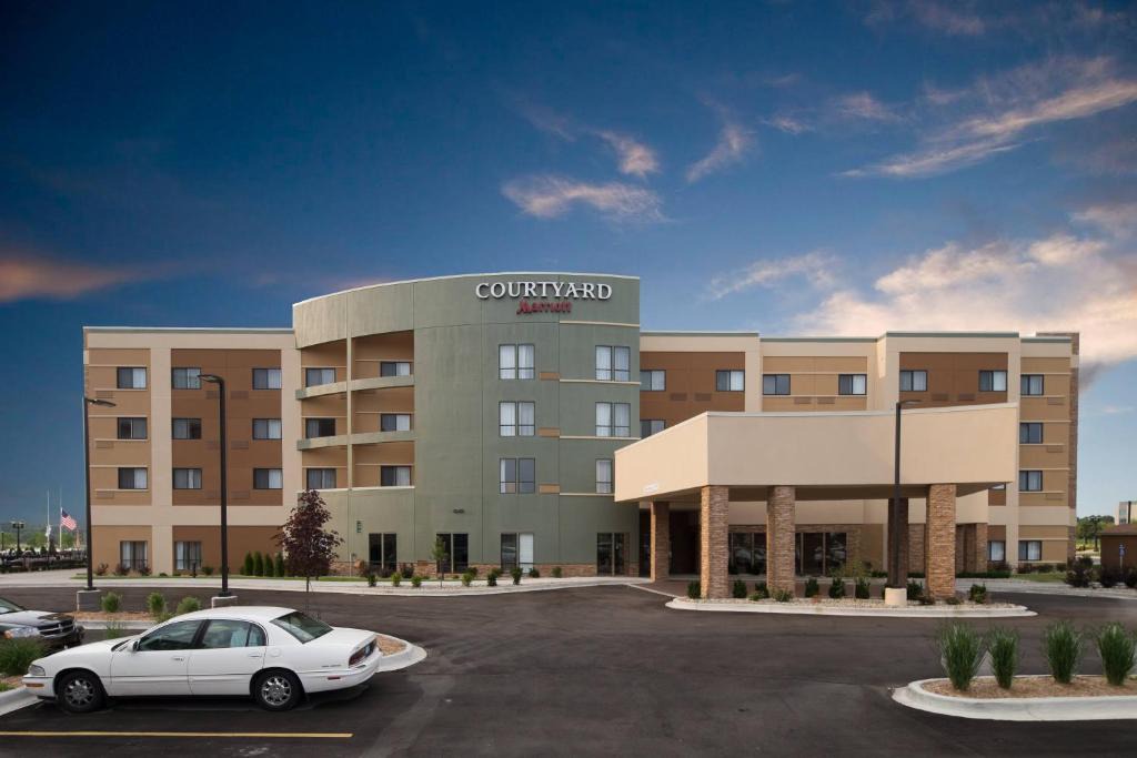 Bay City Hotel | Courtyard Bay City