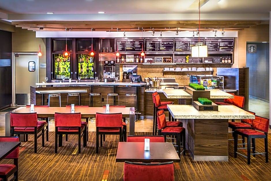Charleston Hotel | Courtyard by Marriott Charleston Downtown/Civic Center