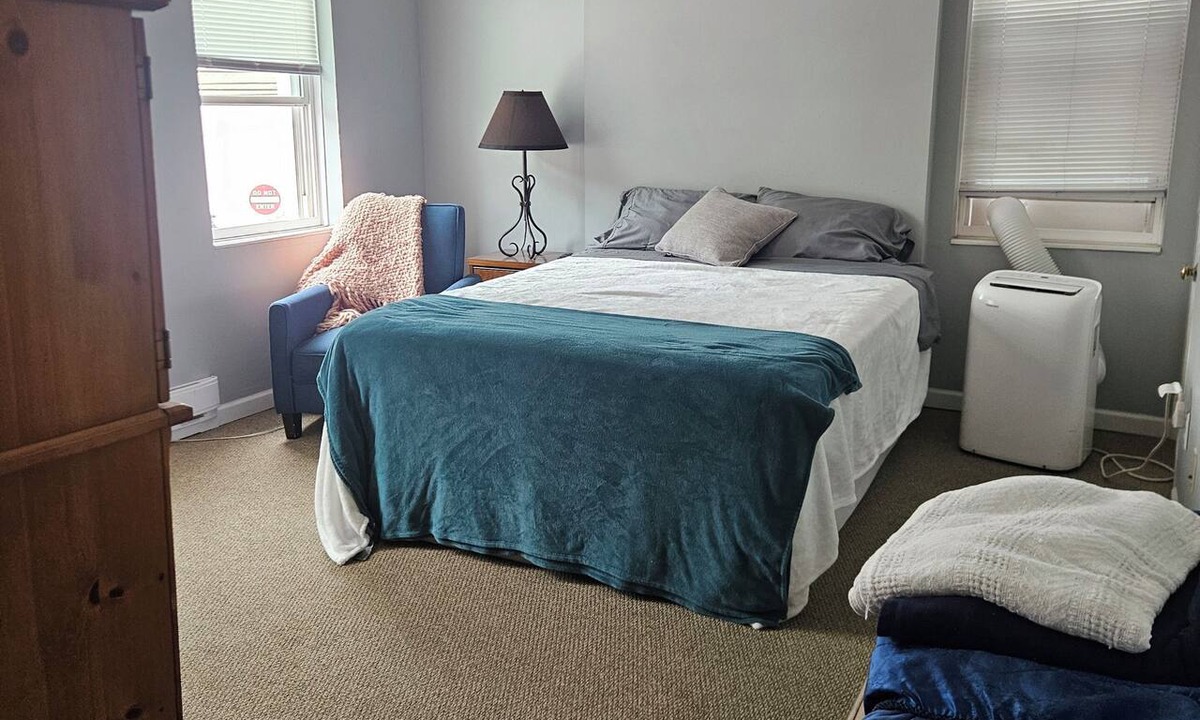 Castle Shannon Apartment | Cozy 1-bedroom apartment on the trolley line 10 min from downtown pittsburgh