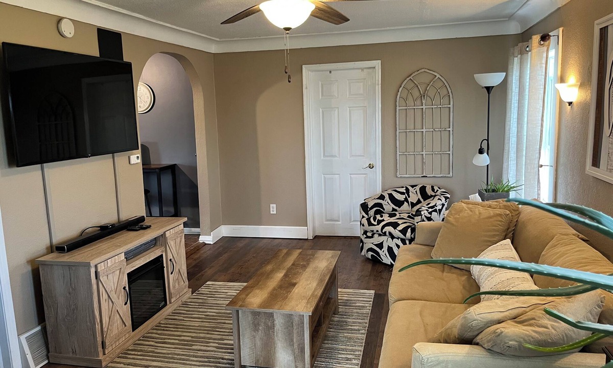 Erie House | Cozy 1 Bedroom Home, Lake Erie