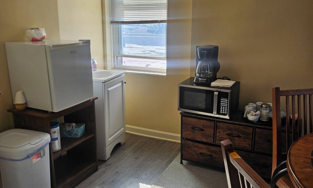 Castle Shannon Apartment | Cozy 2-bedroom apartment in Pittsburgh on the trolley line 10 min from downtown