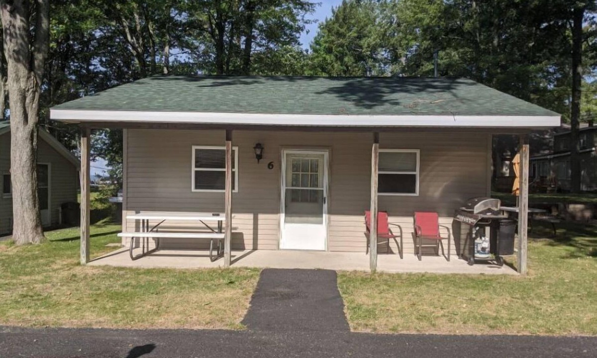 Houghton Lake Cabin | Cozy 2-bedroom cabin with lake view and access.