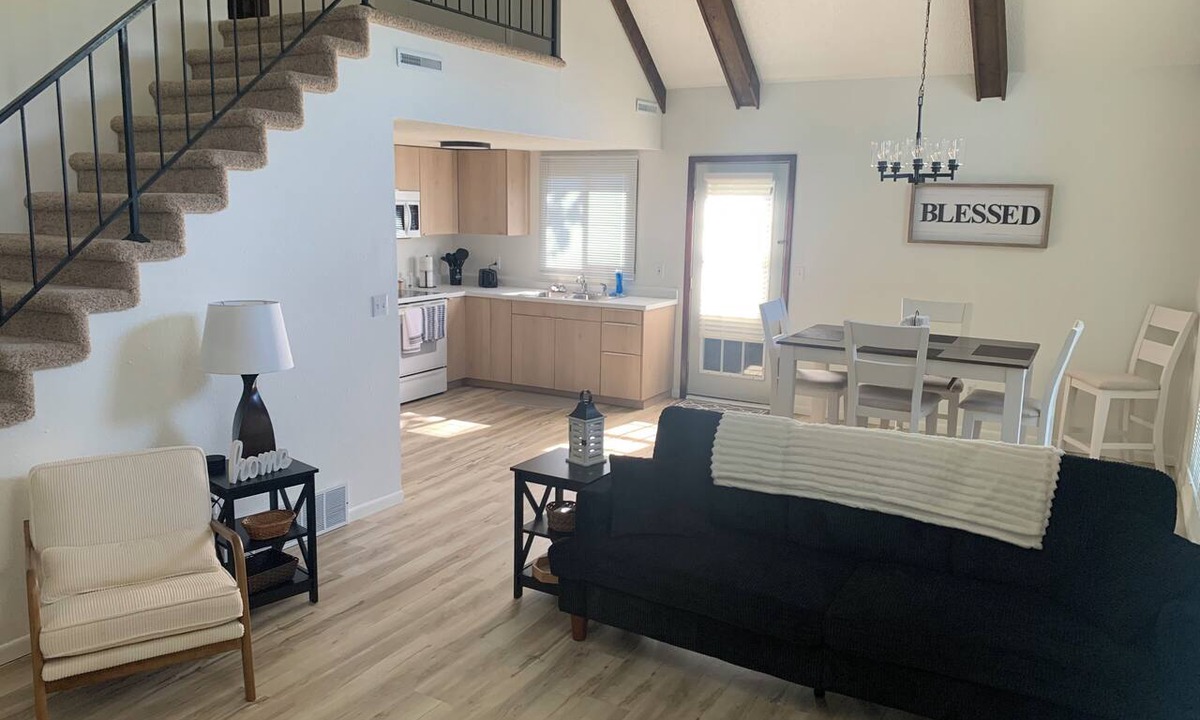 Dickinson House | Cozy 2 bedroom Cape Cod