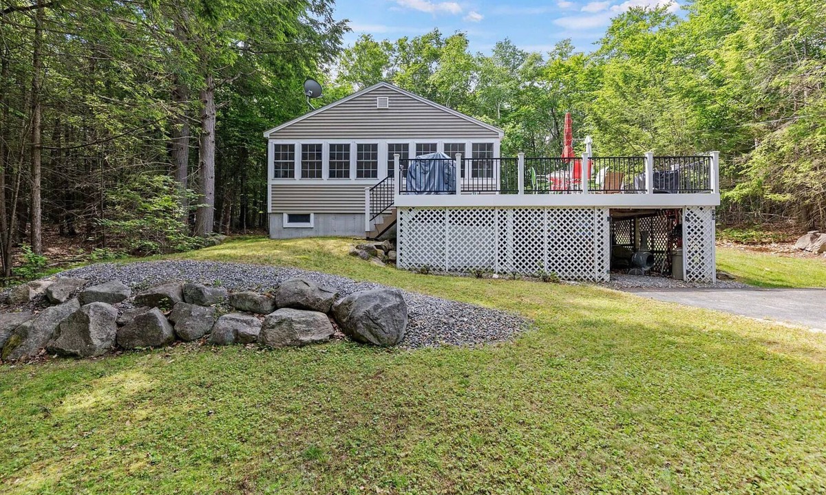 Standish Cottage | Cozy 2-bedroom cottage in charming Frye Island-Four minute walk to the beach