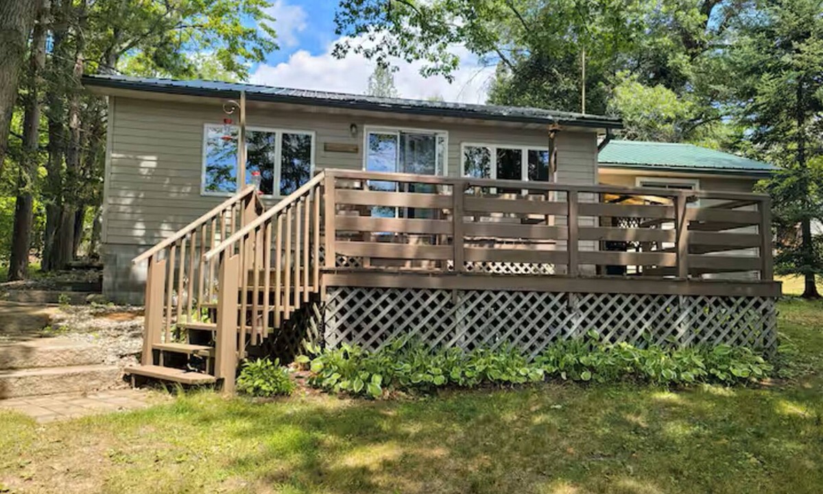 Suring House | Cozy 2 bedroom cottage on lake!