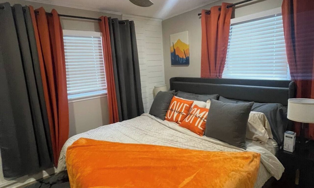 Midland House | Cozy 2-bedroom house with king bed in lovely Midland with private deck