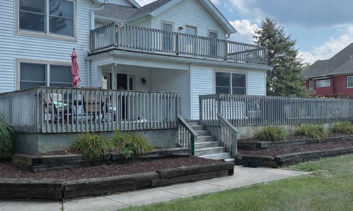 Village of Chesaning Condo | Cozy 3BR/3BA Second-Floor Condo Fast WiFi Walk to Boulevard