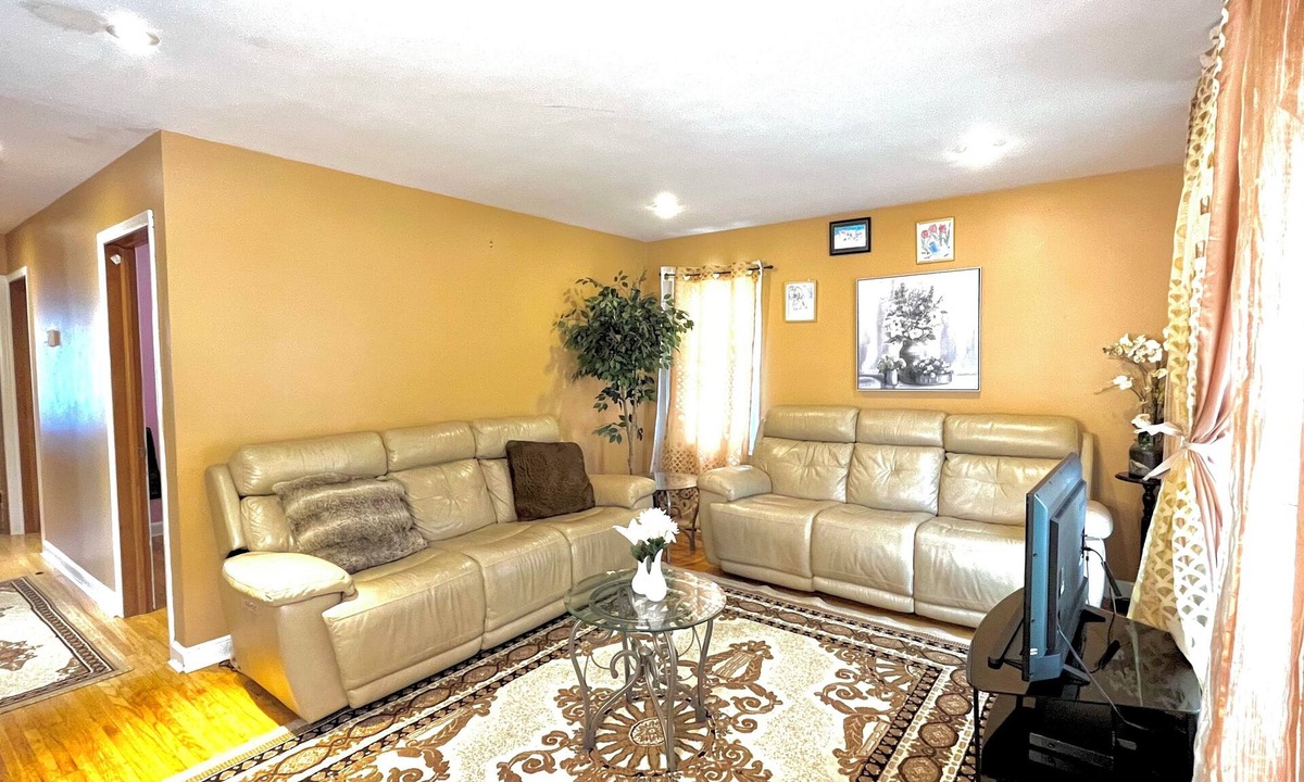 St. Louis Park House | Cozy 4-bedroom, bathrooms, Free Parking