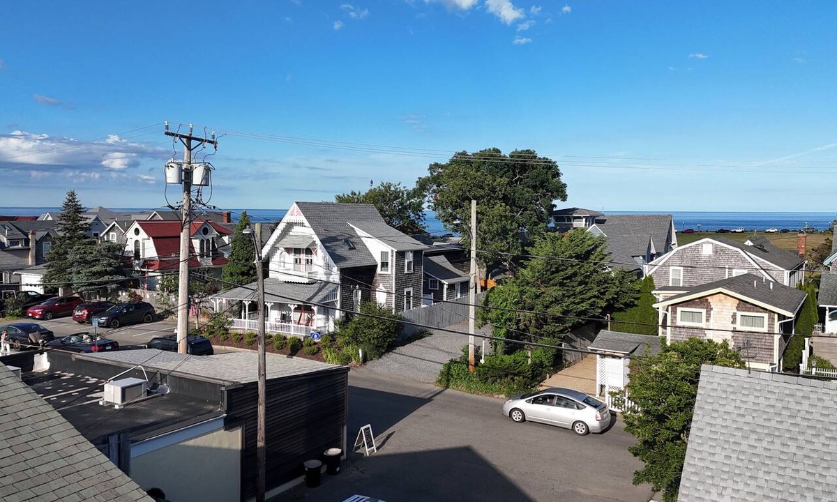 Oak Bluffs Condo | Cozy 4-bedroom condo in perfect Oak Bluffs with AC, on Circuit Ave, WiFi!