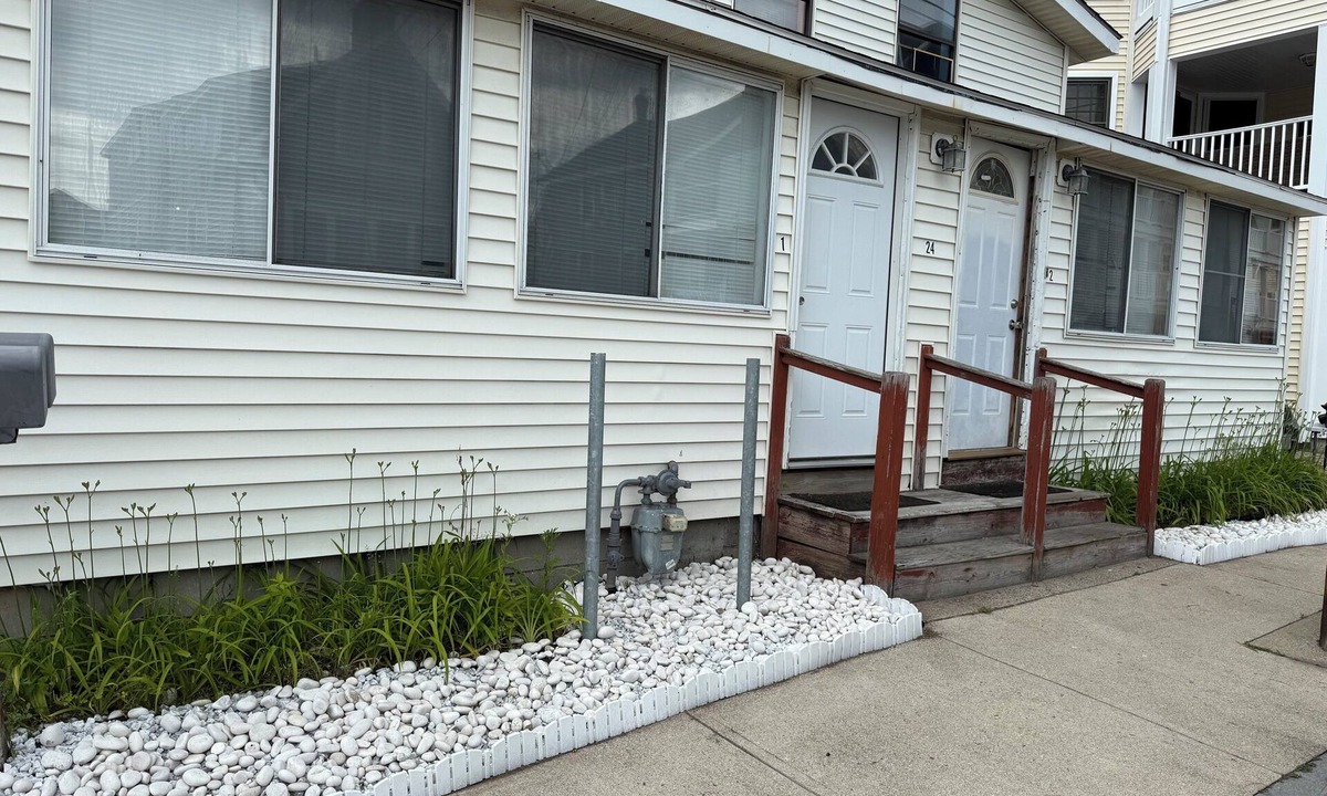 Hampton Apartment | Cozy 4 bedroom unit, 5 min walk from the beach and boardwalk!