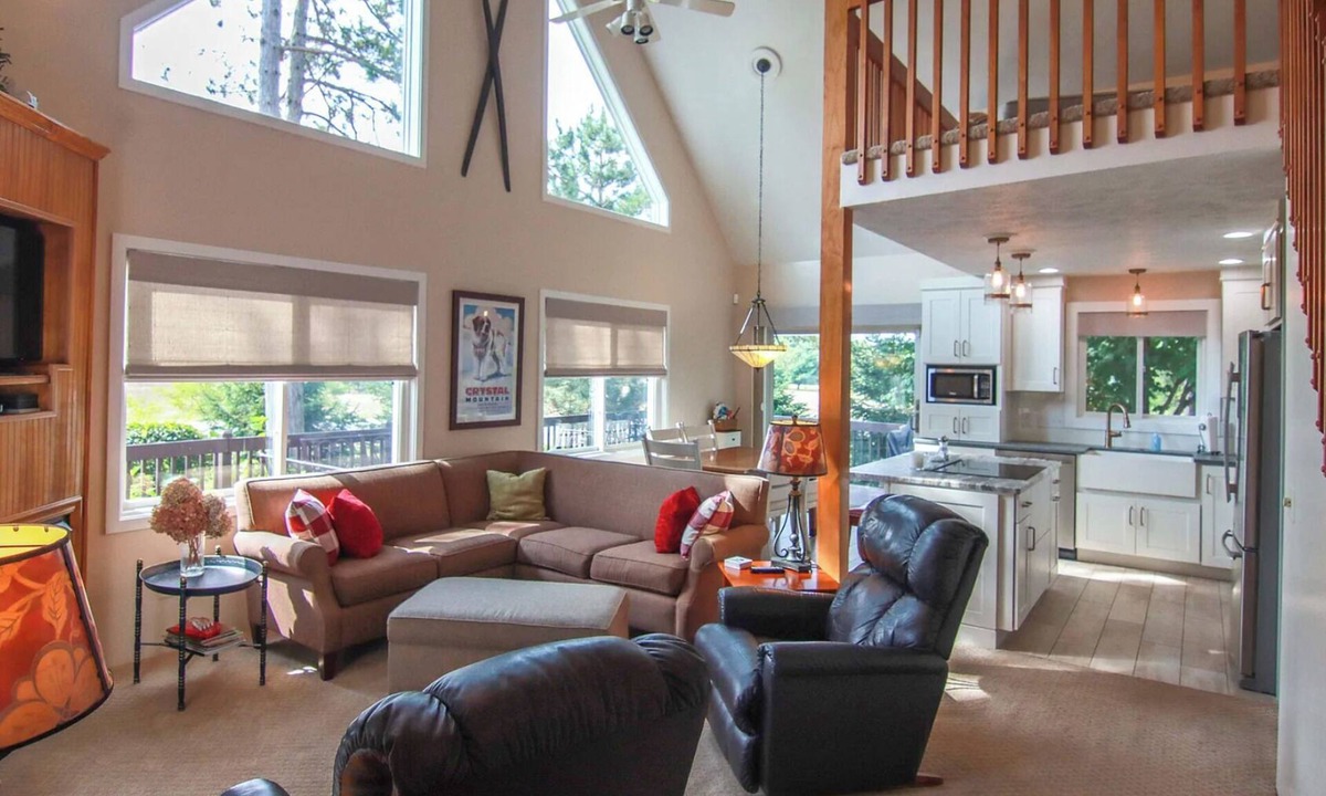 Thompsonville House | Cozy 4-BR Home Sleeps 10, Fire Pit, 5-Min Walk to Crystal Ski Mountain & Golf