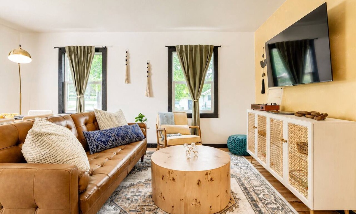 East Campus House | Cozy 5BD - Near DT - Ping Pong & Outdoor Space