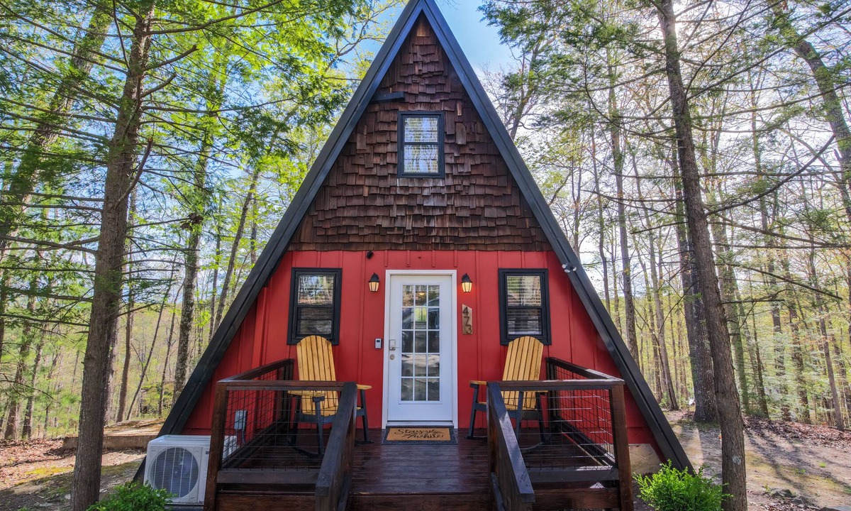 Wellington Cabin | Cozy A-Frame - Pet Friendly - Hot Tub - Fire Pit