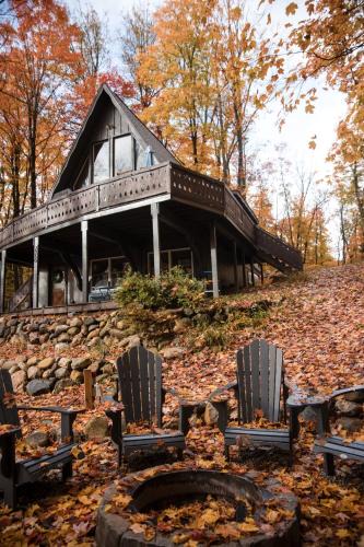 Bellaire House | Cozy A-FrameKing BedGolfFire PitSchuss