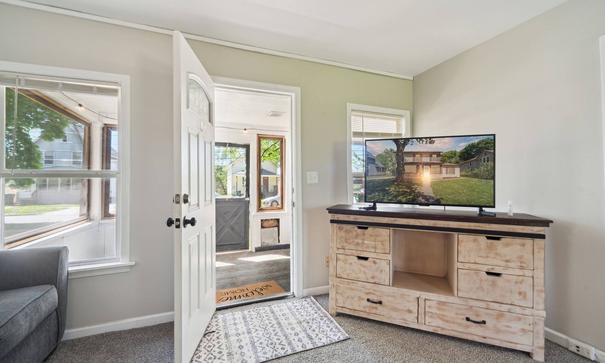 Lansing House | Cozy and Convenient 3-bedroom Home In the Heart of Lansing w/Wifi And Coffee