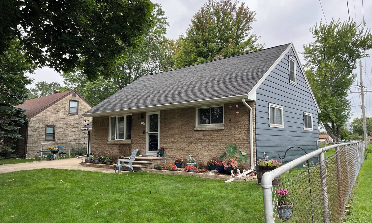 Ashwaubenon House | Cozy and local for NFL Draft!n3-bdrm house, 1.5 miles to Lambeau!