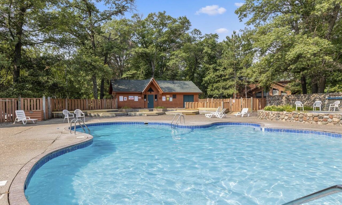 Lake Shore Condo | Cozy Apartment w/Lake Access + Pool & Trails