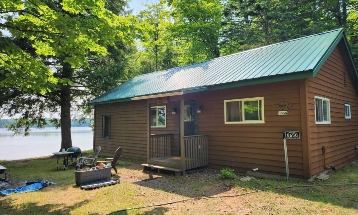 Lac du Flambeau Cabin | Cozy beachfront 3-bedroom cabin on over 700 acre Amber Lake, WiFi, AC