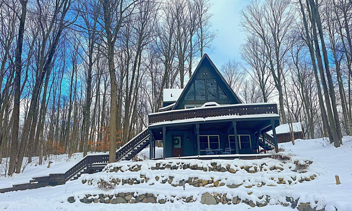 Bellaire House | 🔥 Cozy Bellaire A-Frame | Golf Torch Brew 🍻 Nestled in Schuss Mountain Resort—close to Golf, Torch Lake 💙, and downtown Bellaire’s famous Short’s Brewery. Stay, play, and unwind by the fire pit under Northern Michigan skies 🌲✨
