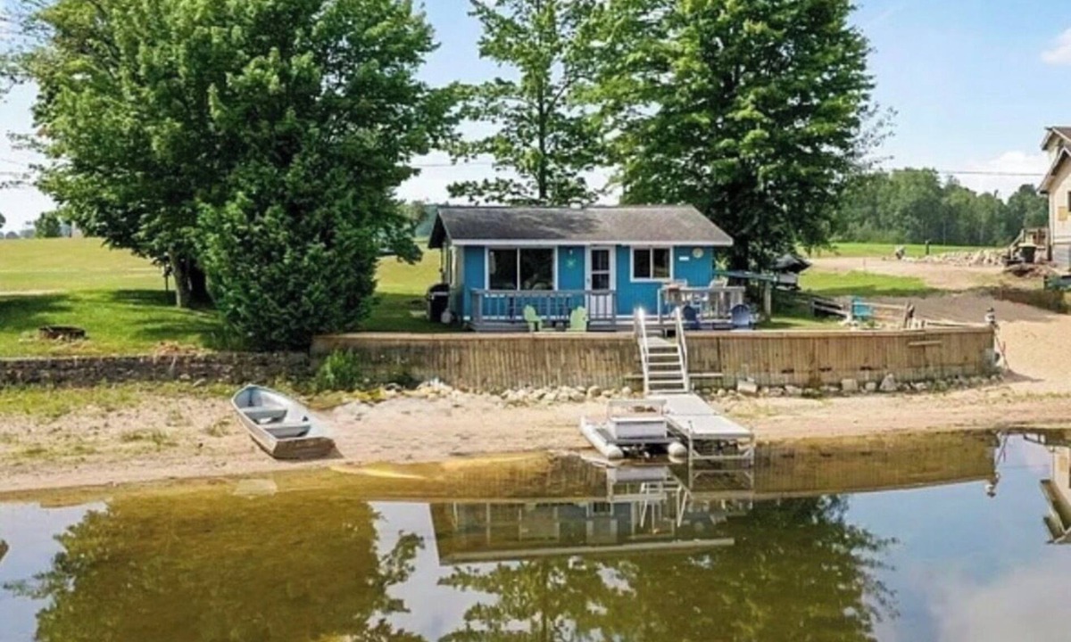 Cadillac Cottage | Cozy Blue Cottage on Stone Ledge Lake