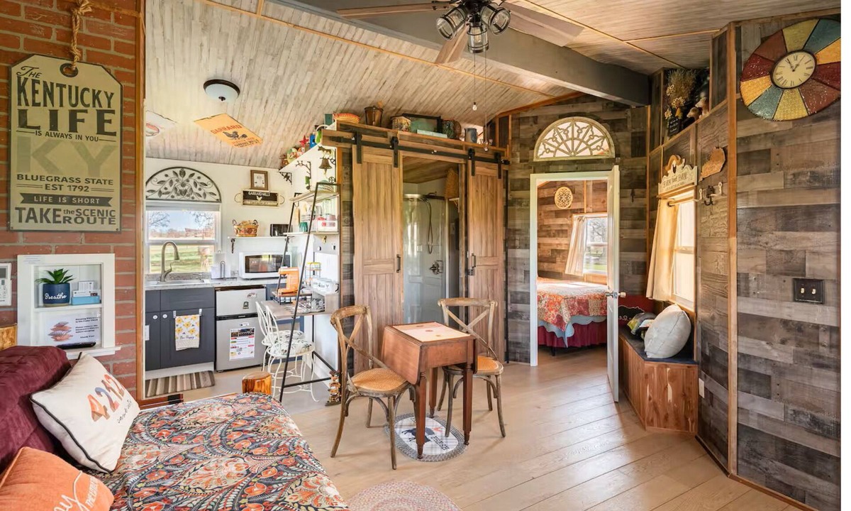 Cave City House | Cozy bungalow sleeps 4 in charming Cave City -15 min- Mammoth Cave National Park