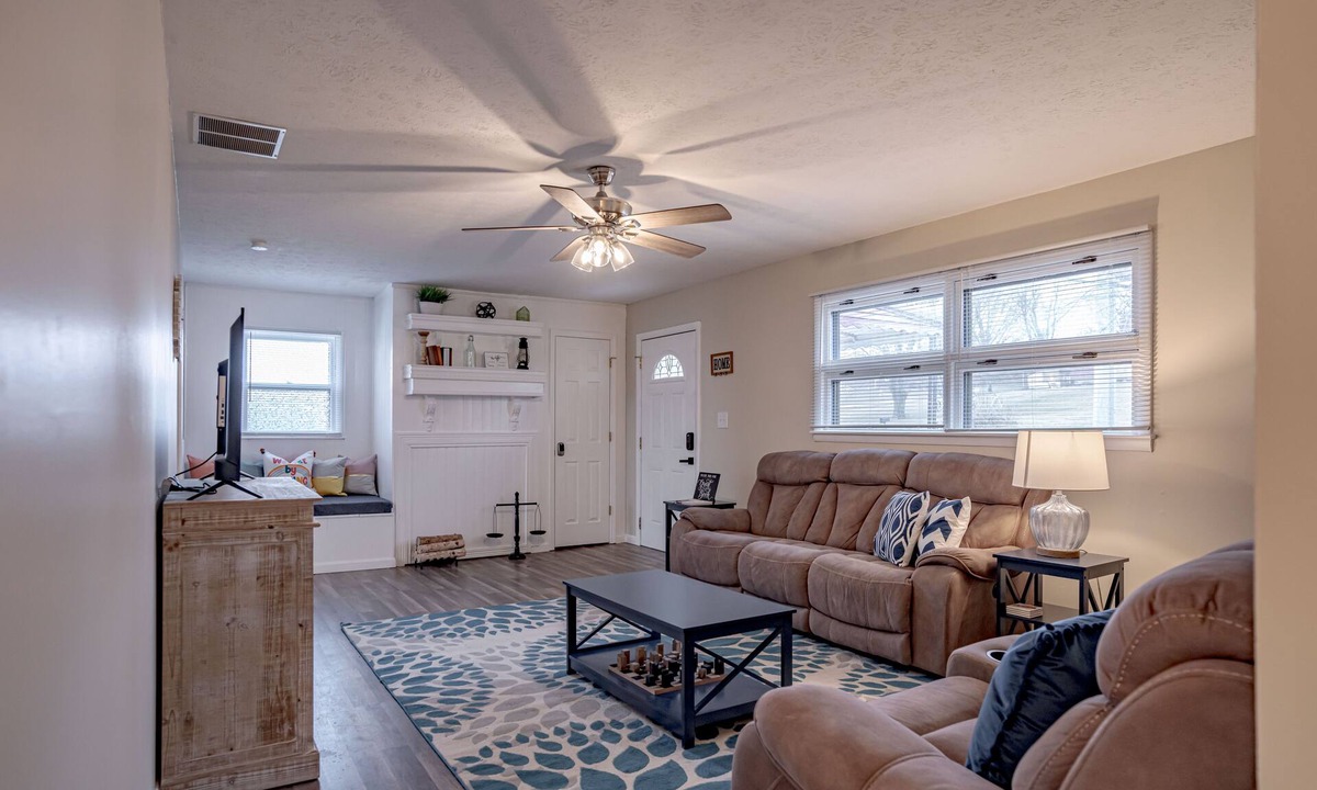 Elizabethtown House | ✸ Cozy Bungalow w Lg Yard | Ball Park 2.7 mi Downtown 1.1 mi✸