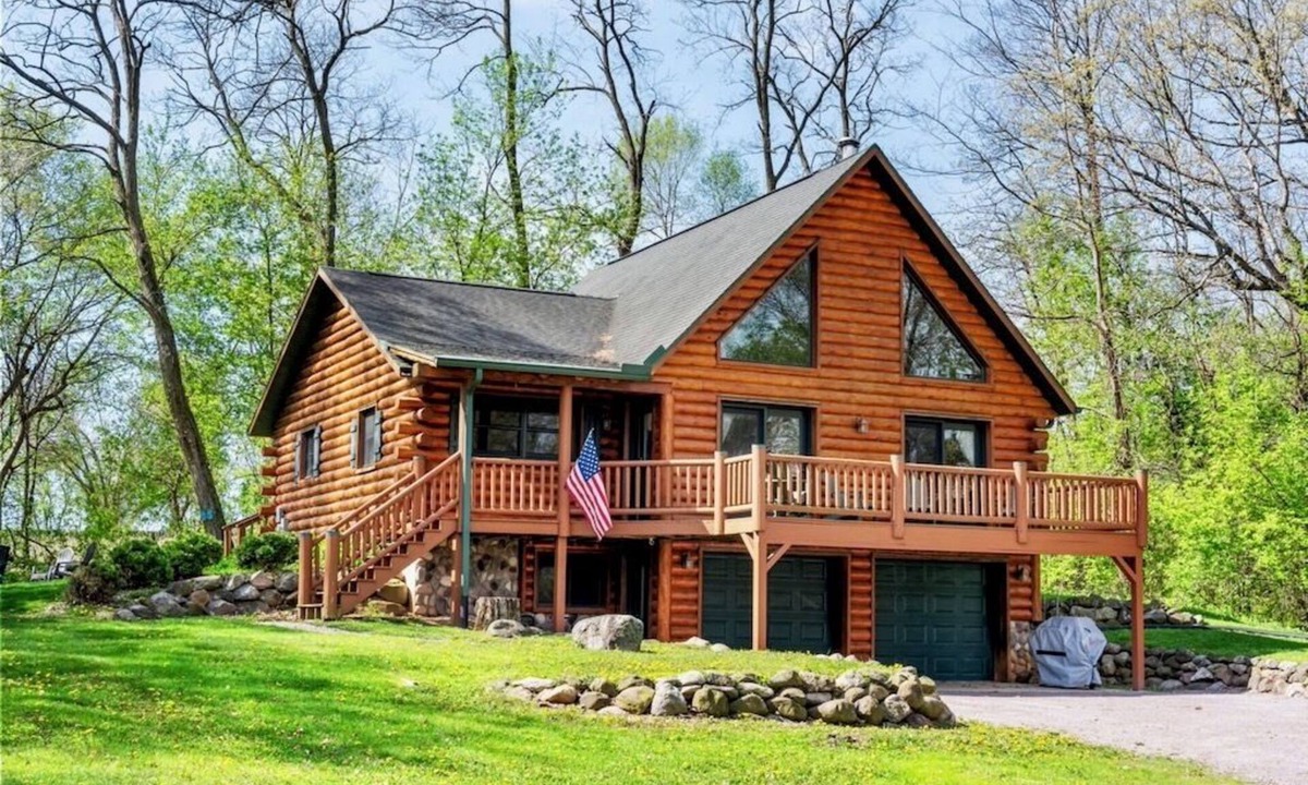 Briggsville Cabin | Cozy Cabin ~ Deck ~ Fire Pit ~ 10 Min to Dells