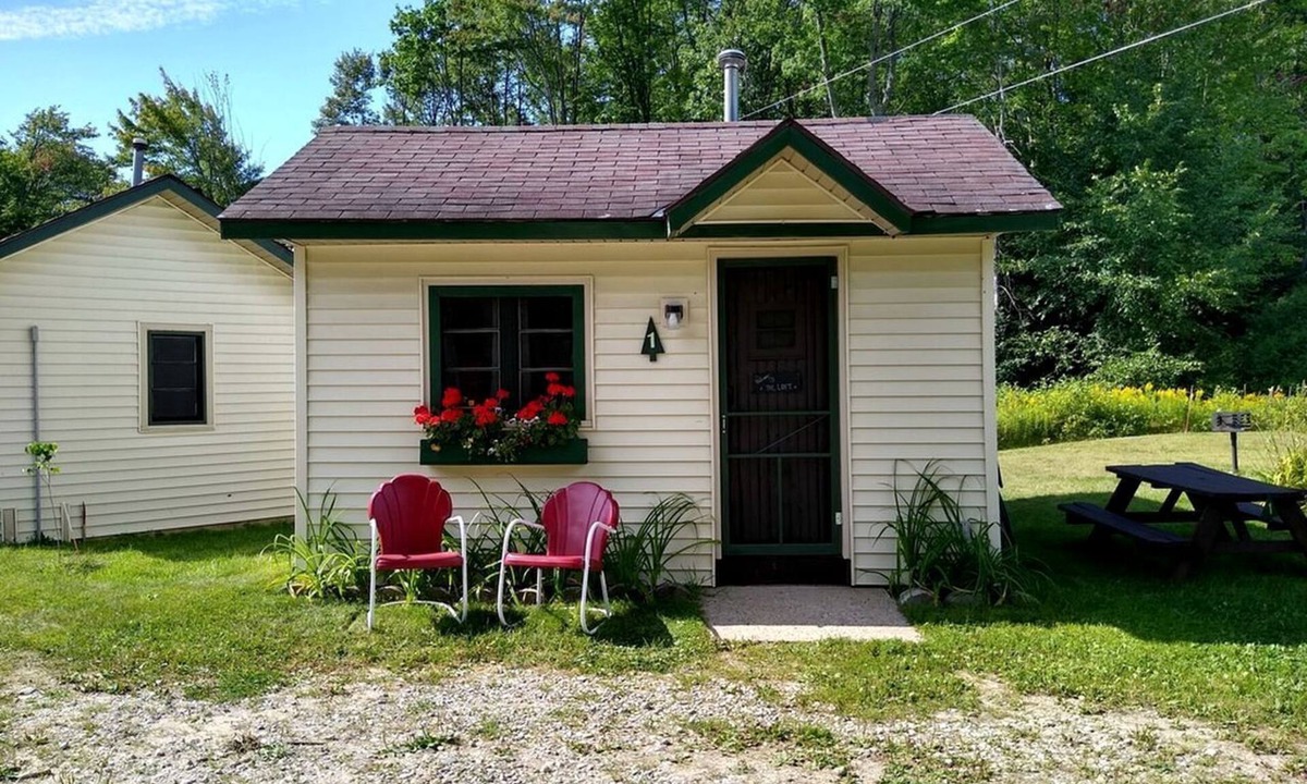 Cadillac Cabin | Cozy Cabin in Cadillac, Michigan, near Mitchell State Park - Perfect for a Glamping Getaway with Your Family