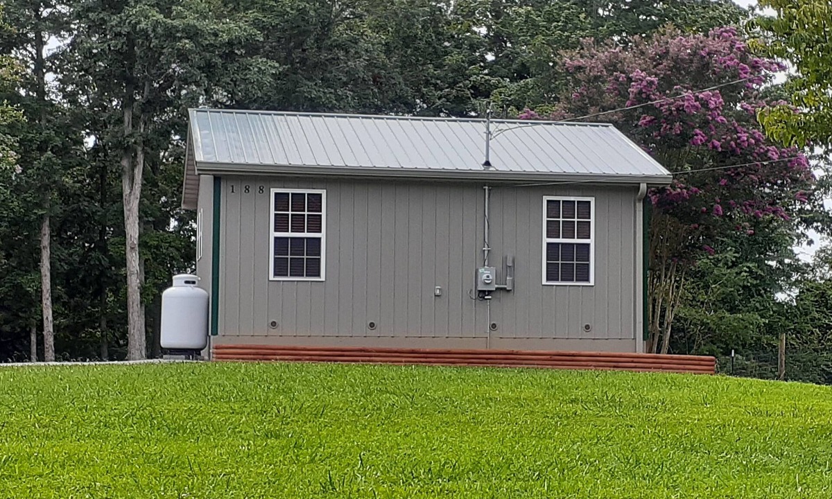 Monticello Cottage | Cozy cabin minutes from Lake Cumberland with room for your boat.