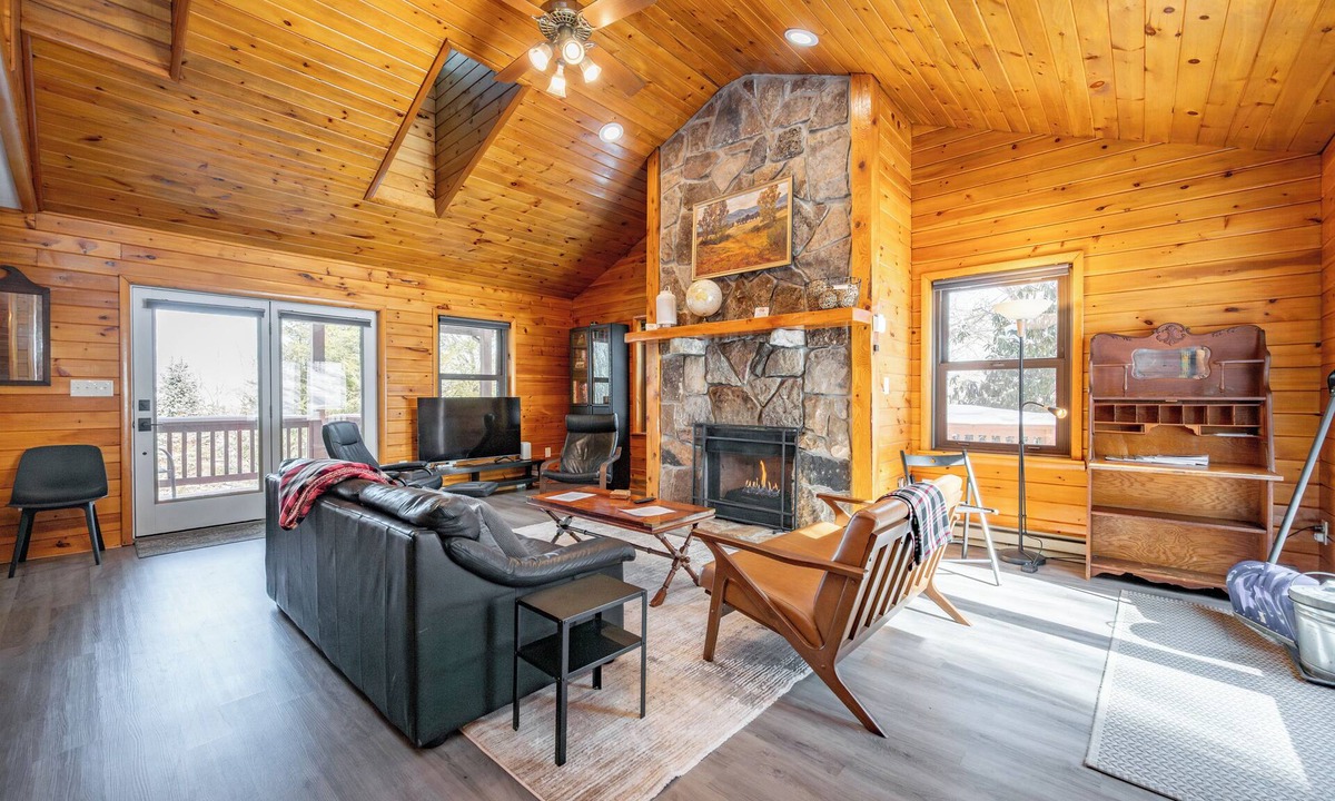 McHenry House | Cozy Cabin w/Fireplaces, Sauna & Firepit
