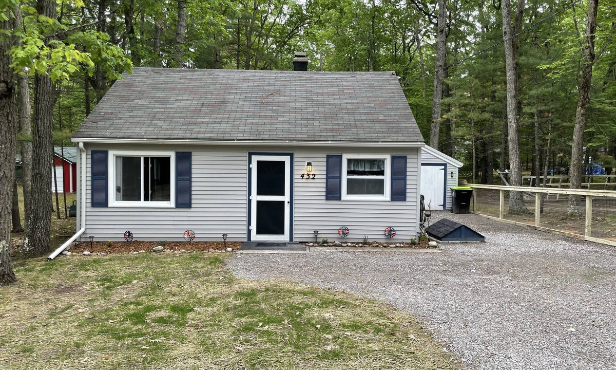 Higgins Lake House | Cozy Cabin- Walk to Higgins Lake & beach-Dogs ok