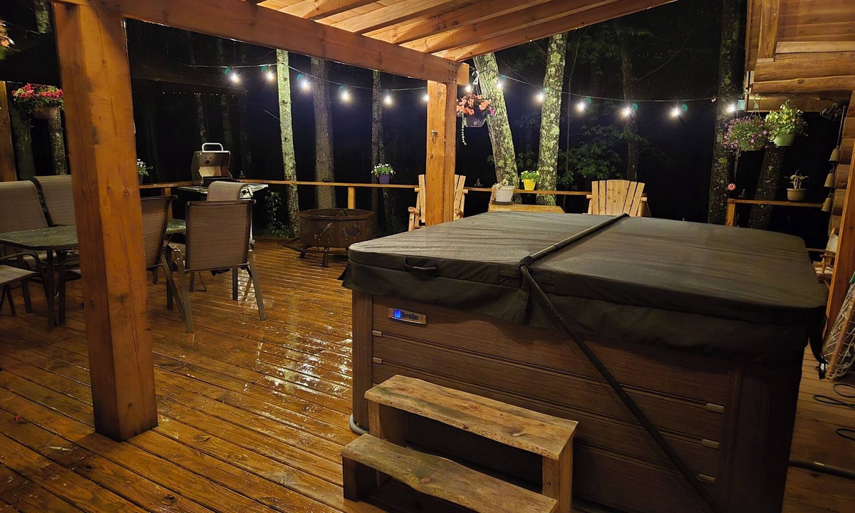 Irons Cabin | Cozy cabin with hot tub and sauna for piece and quiet hidden in the forest.