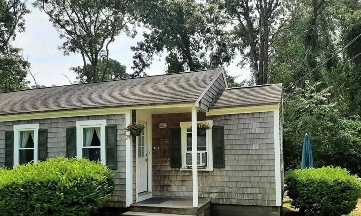 Bass River Cottage | Cozy Cape Cod Cottage near South facing beaches, island ferries and restaurants!