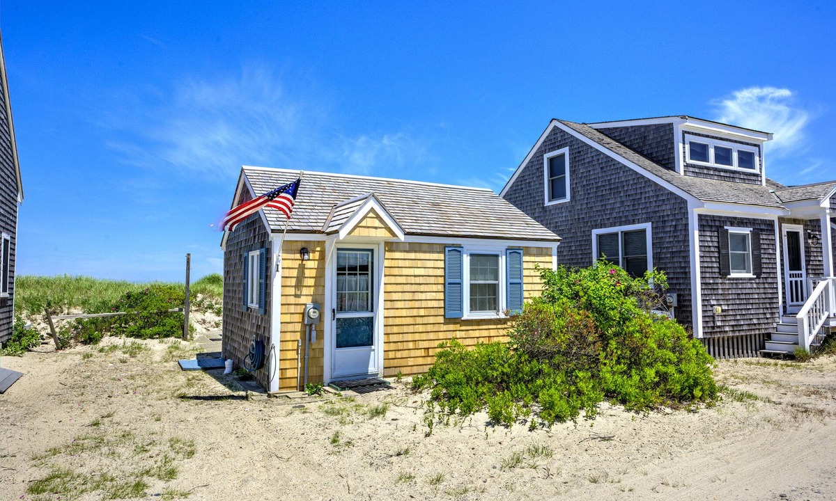East Sandwich Cottage | Cozy Cape Cottage—Deck & Views of Cape Cod Bay