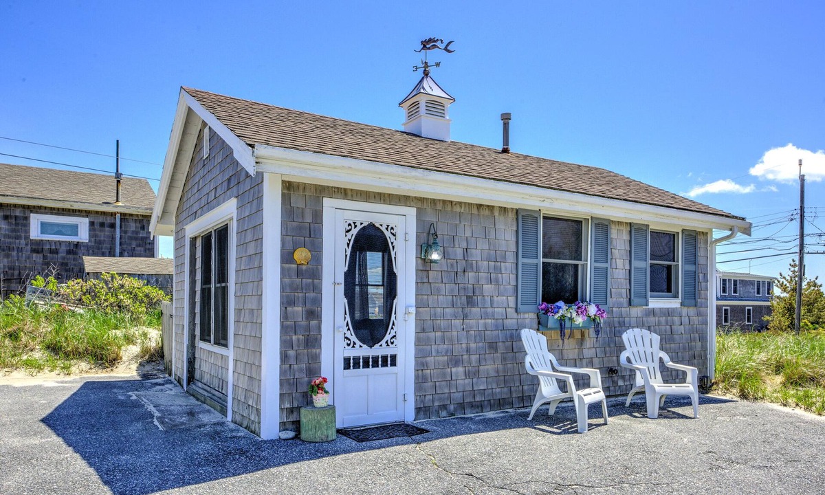 East Sandwich Cottage | Cozy Cape Guest Cottage—Steps to Oceanfront Bay