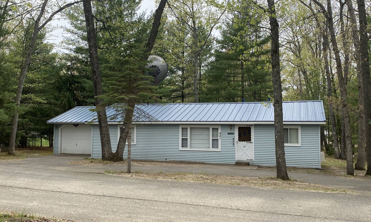 Higgins Lake Cottage | Cozy Clean Quaint Quiet Base Camp Cottage